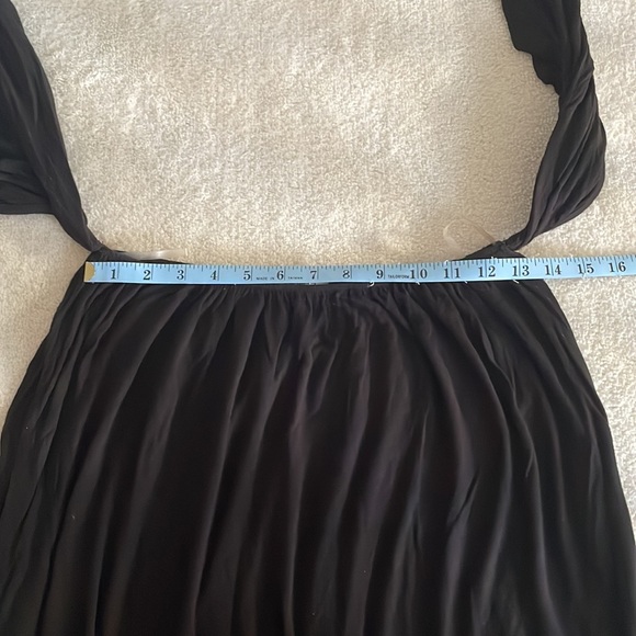 Flowy off the should black top - Picture 6 of 9